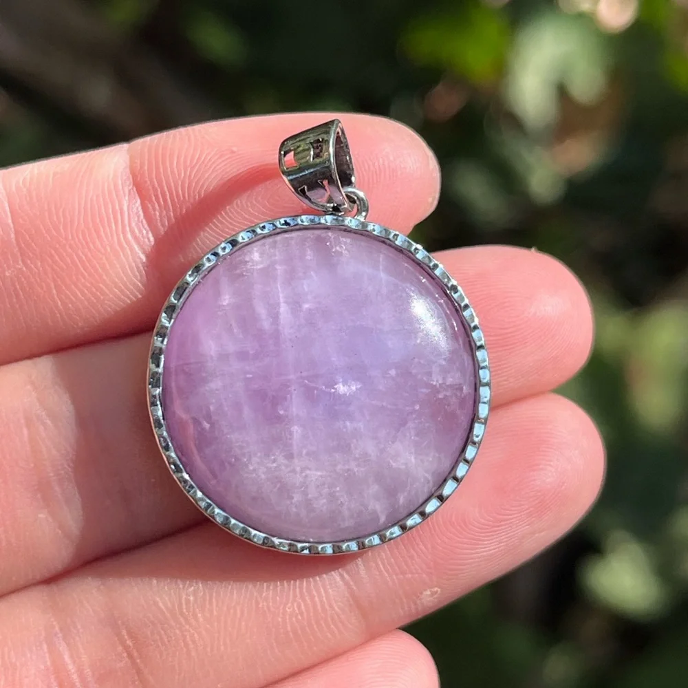 Silver plated round flashy‎ kunzite pendant